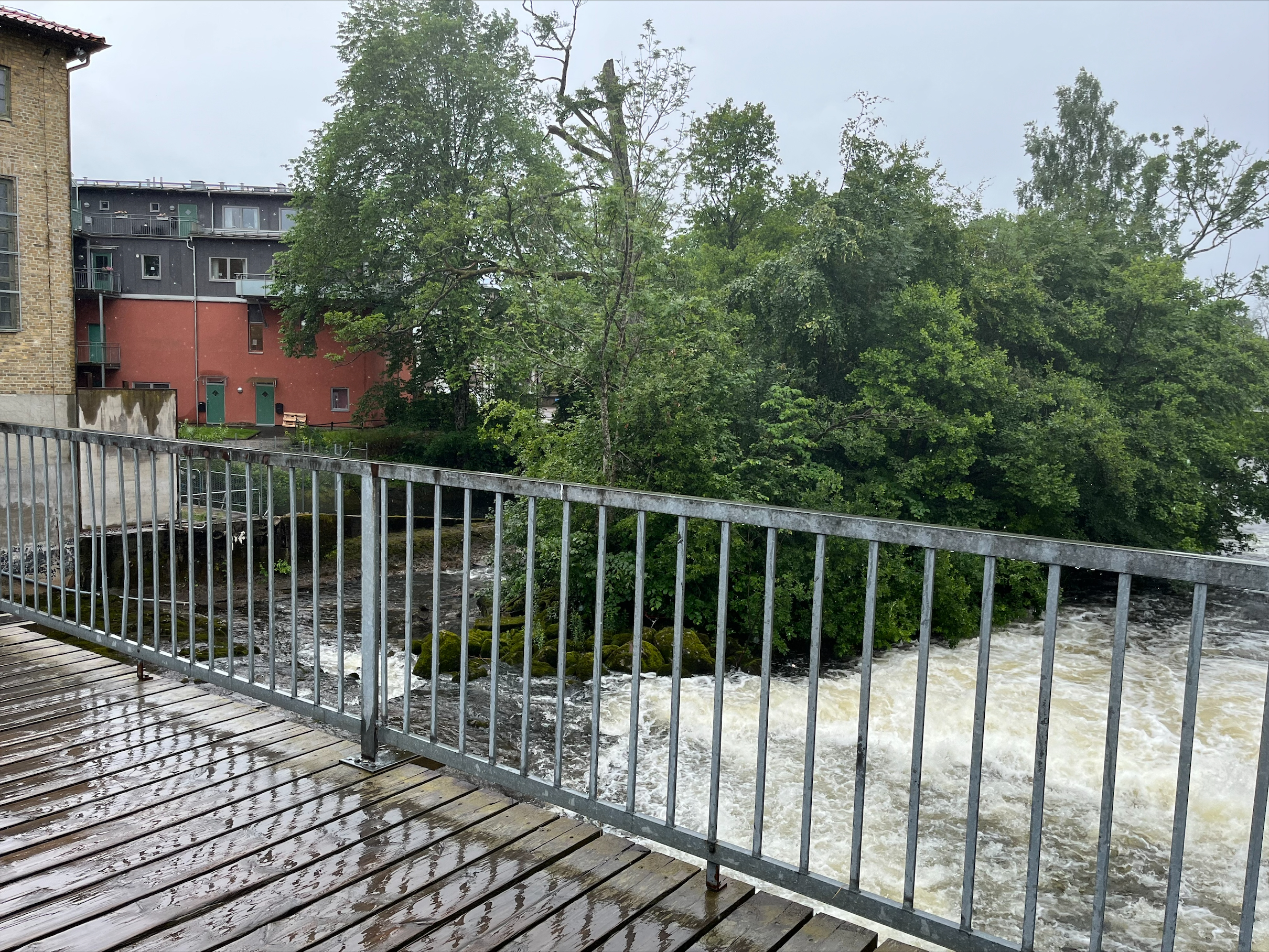 Regnet har fallit över Floda Kraftverksbro